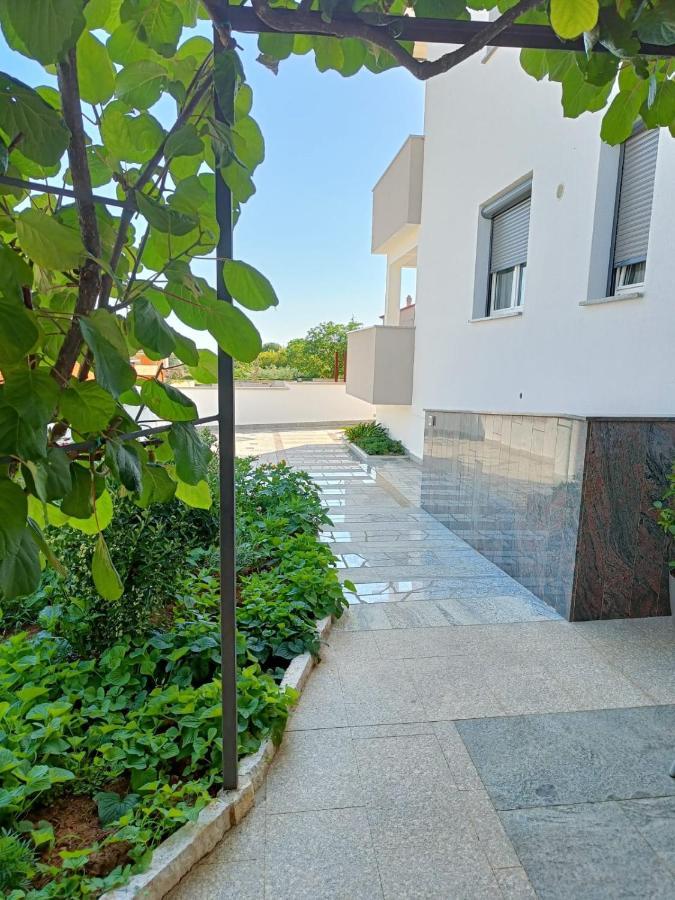 Apartments Ivana With The Pool Rovinjsko Selo Exterior foto